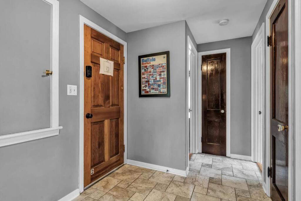 Gorgeous 2 Queen Bedroom Apartment In North Buffalo With 70 Inch Tv מראה חיצוני תמונה