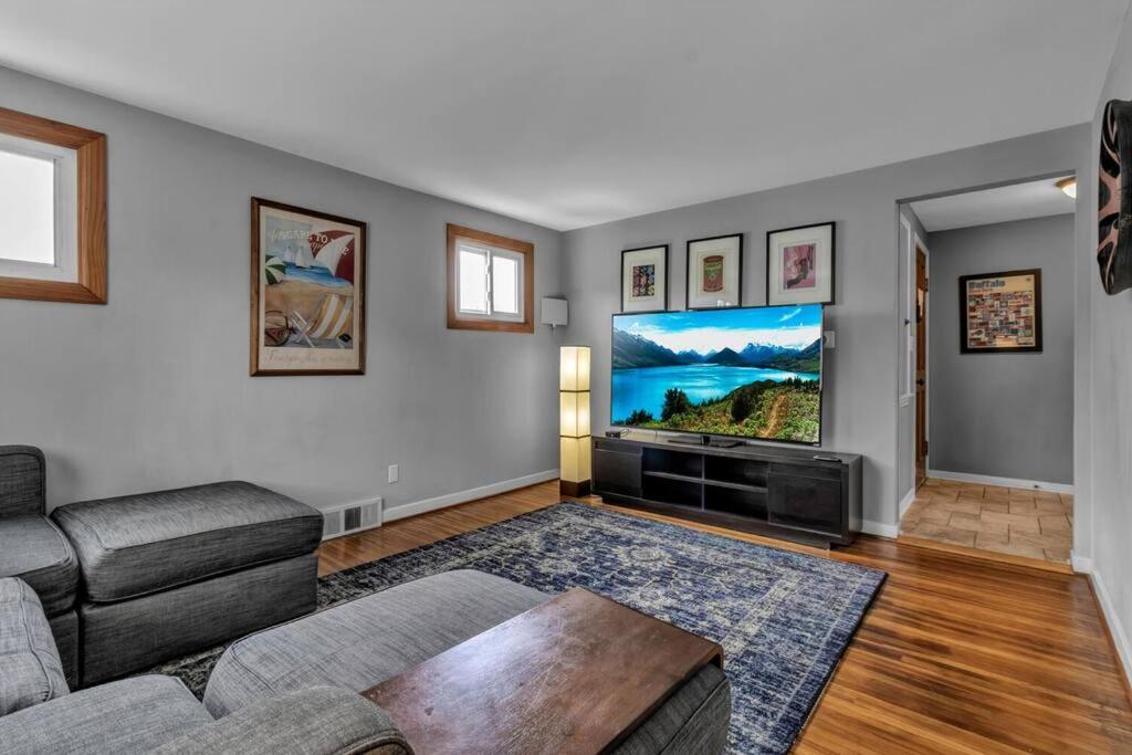Gorgeous 2 Queen Bedroom Apartment In North Buffalo With 70 Inch Tv מראה חיצוני תמונה