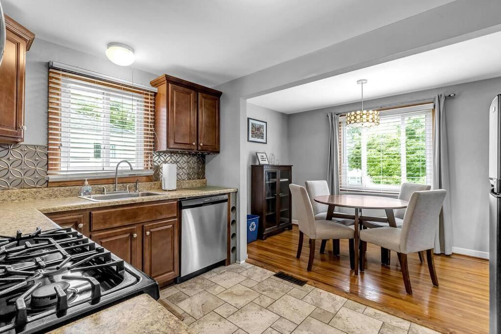 Gorgeous 2 Queen Bedroom Apartment In North Buffalo With 70 Inch Tv מראה חיצוני תמונה