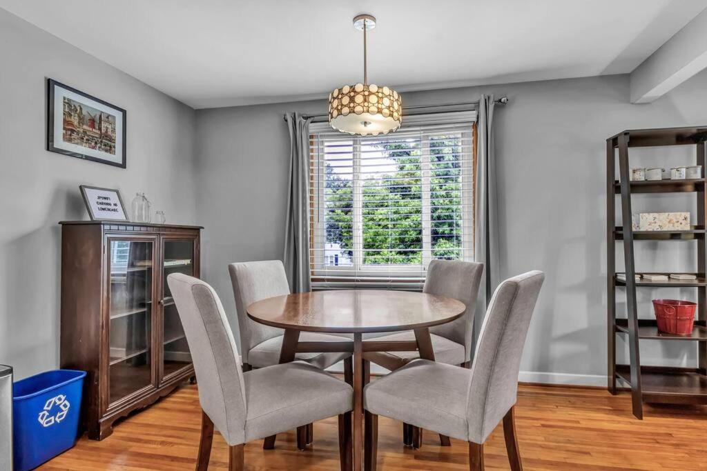Gorgeous 2 Queen Bedroom Apartment In North Buffalo With 70 Inch Tv מראה חיצוני תמונה
